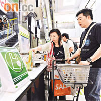 部分超市已經裝設膠袋徵費系統，迎接下月七日新例實施。