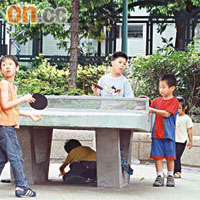 提早放暑假，學童無節目只好逼往公園打乒乓球。