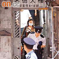 起火單位女業主跟隨警員返署助查。