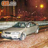 爆胎私家車在路軌被卡住車底停下。