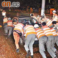 十多名輕鐵職員合力將車推離路軌。