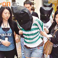 涉嫌藏毒的男女被帶返警署扣查。