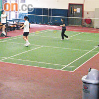 學生無法如其他中學生般，可在學校禮堂進行體育活動，只能在雨天操場打羽毛球。