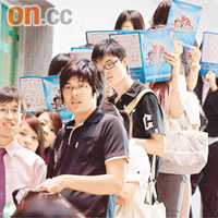 不少高考生昨日到博覽會索取升學及就業資料。