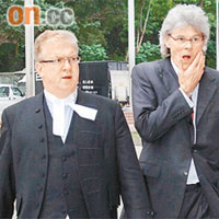 代表陳振聰的英國御用大律師Ian Mill（左）及律師麥至理離庭時一度神色凝重。 張學儀攝