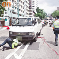 客貨車由屋苑駛出（箭嘴示）後右轉落斜出事，現場遺下十米血路。