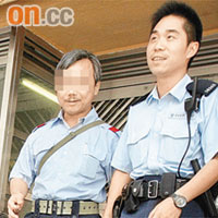 制服癖男子（左）送院時所穿制服與同行真警員近似。