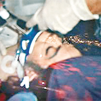 米高當日戴着氧氣罩被送往醫院搶救。	資料圖片