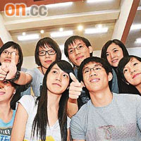 恒生商學書院考獲6A和5A考生一起合照。	伍鎮業攝