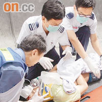 跳橋男子被車輾過重傷倒地，送院不治。