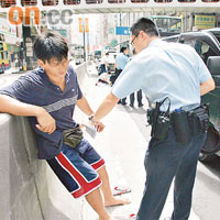 男子由天橋跳下，壓毀客貨車車頭，險壓死司機（左）。