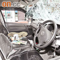 客貨車車頂凹陷，擋風玻璃爆裂。
