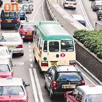 往西環方向大塞車，車龍一度伸延至東區走廊。