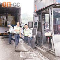 貨車疑尾軸突然折斷致失平衡，橫掃收費亭。