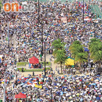 主辦單位估計，昨日的七一遊行約有十萬名市民參加。