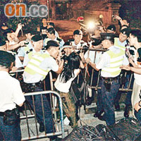 遊行人士晚上一度欲衝出鐵欄進入政府總部，但被警員阻止。