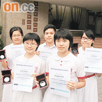 李燕玲（前左）和梁健欣（前右）展示LCCI中級簿記獎項證書及獎牌。