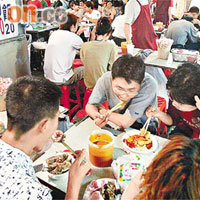 不少港人都愛到台灣夜市品嘗各款小食。	資料圖片