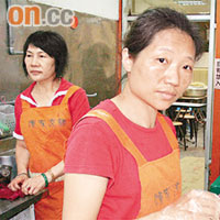 台北「陳家涼麵」被消基會驗出冷麵不合格，該店負責人懷疑是與小黃瓜放置太久有關。	張偉御攝