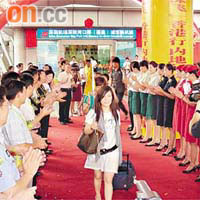 經深圳灣口岸城市候機樓預先辦理好登機手續的首批旅客，受到夾道歡迎。	黃少君攝