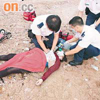 救護員到場後接力為遇溺老婦急救。