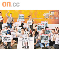 約四十名領匯將軍澳區商場及停車場的保安員，昨抗議領匯違反暫緩實施兩更制的承諾。
