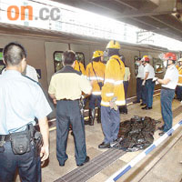 男子墮軌後，消防員與救護員接報到場，當時列車並未駛走。