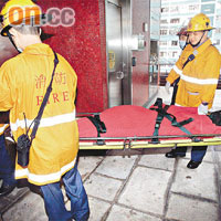 消防員突然再把「屍體」移入月台站長室，聲稱要再進行急救。