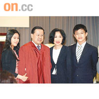 雷添良(左二)獲頒科大榮譽院士,太太(右二)、千金Nicola及公子Anthony到場支持。