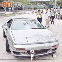肇事蓮花跑車擋風玻璃撞至爆裂。