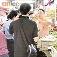 警員向涉案菜檔東主查問。