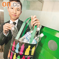 李健強指環保袋需五個膠樽製成。
