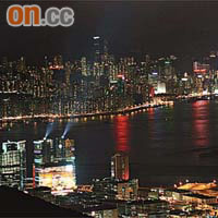 九龍灣Megabox的射燈把夜空照白了一片。