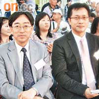 高永文（左）同IT豪一齊出席國民知識水平測試嘅比賽。