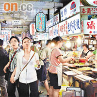 台灣夜市是旅遊著名景點，除了有小食店林立外，亦有玩具販賣。