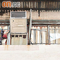 荃灣一唐樓單位的玻璃窗「自爆」，碎片墮街濺傷途人。