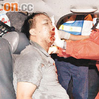 救護員為遭鐵欄撼爆臉的乘客包紮，惜他送院後不治。