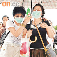 死者親友趕到兇案現場協助警方調查。