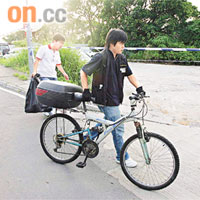 探員將疑兇懷疑收藏贓物的單車檢走。