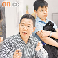 邱先生不滿派位結果未反映兒子成績，批評本港教育制度一塌糊塗。