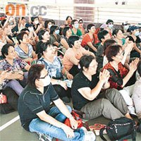 領匯停車場及商場會維持三更制不用裁員，職員人人有工做，鼓掌表示歡迎。
