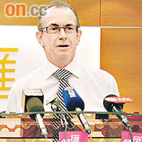 領匯行政總裁羅爾仁昨宣布旗下停車場及商場維持三更制，一臉無奈。