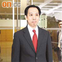 陳振鴻十二年前辭去原來工作，全職替陳振聰押解巨款和簽名。