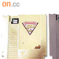 亨德里克斯在網誌展示九○年任天堂世錦賽黃金版（左）和普通版遊戲帶。