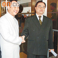 華懋風水專家司徒法正（左）及陳振聰陣營的風水專家余若愚在庭外握手。