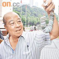 司徒法正友人昨在庭外展示在風水洞內起出的古錢證物。