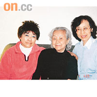 龔如心（左）○五年在美國接受化療時，母親及胞妹陪伴在側。