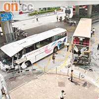 旅巴與九巴相撞後橫亘路中，九巴車頭嚴重損毀。