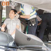 救護人員細心檢查旅巴司機傷勢。