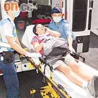 其中一名女傷者送院時致電通知家人。